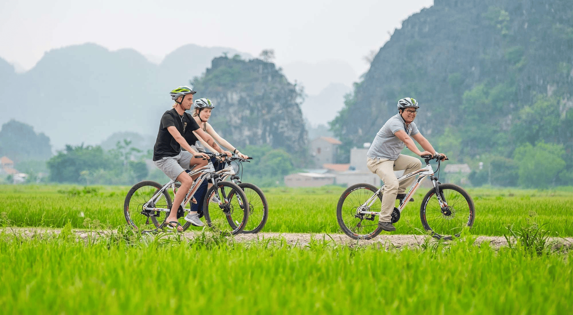 Đạp xe quanh bản Pom Coọng